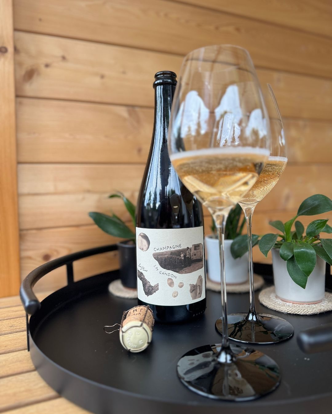 Ein kleiner Moment am Nachmittag – keine Hektik, kein Anlass. Nur ein tolles Glas an einem ruhigen Feiertag. Was da ins @riedel_official Black Tie kam, war nicht irgendein Champ… (1)