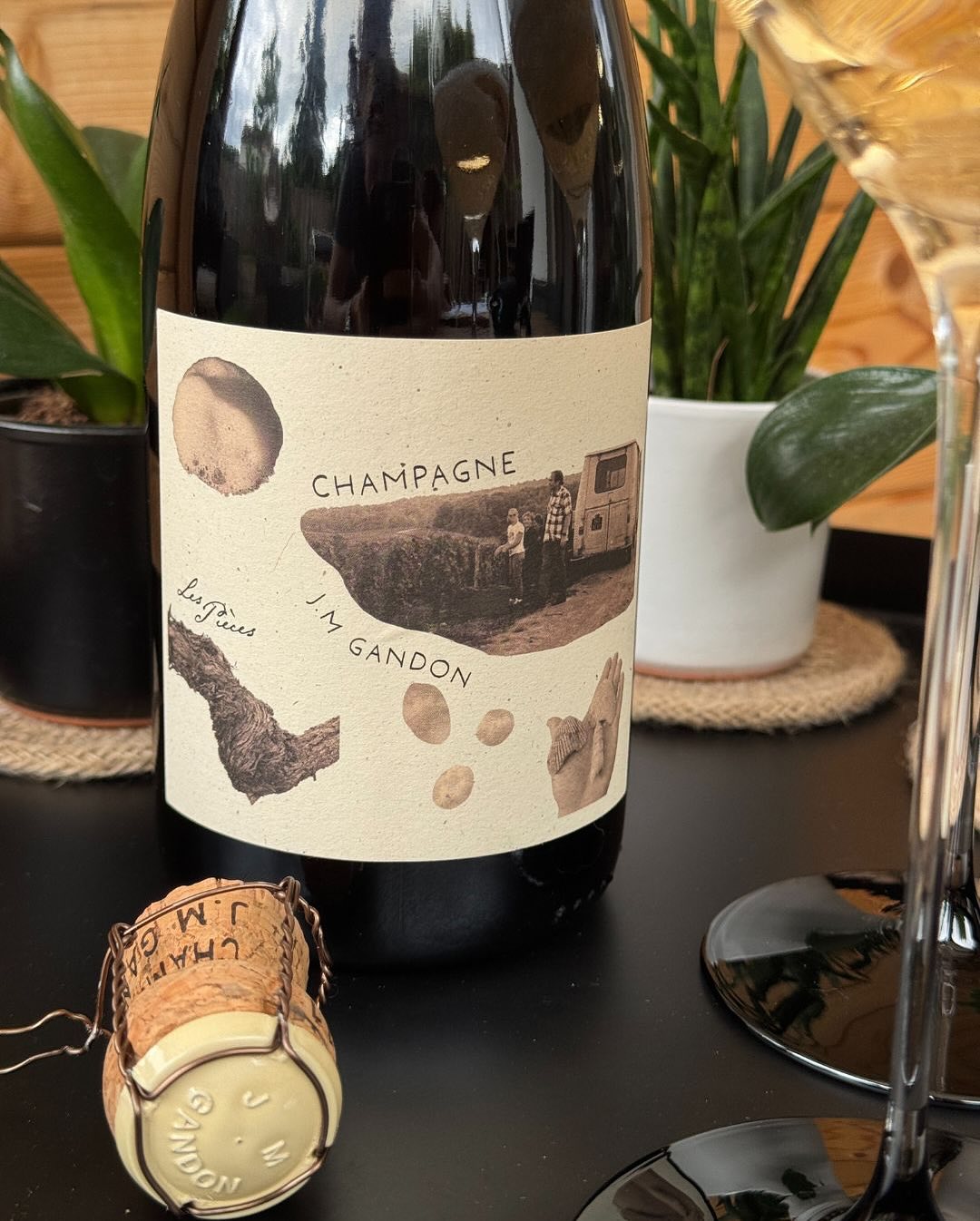 Ein kleiner Moment am Nachmittag – keine Hektik, kein Anlass. Nur ein tolles Glas an einem ruhigen Feiertag. Was da ins @riedel_official Black Tie kam, war nicht irgendein Champ… (5)