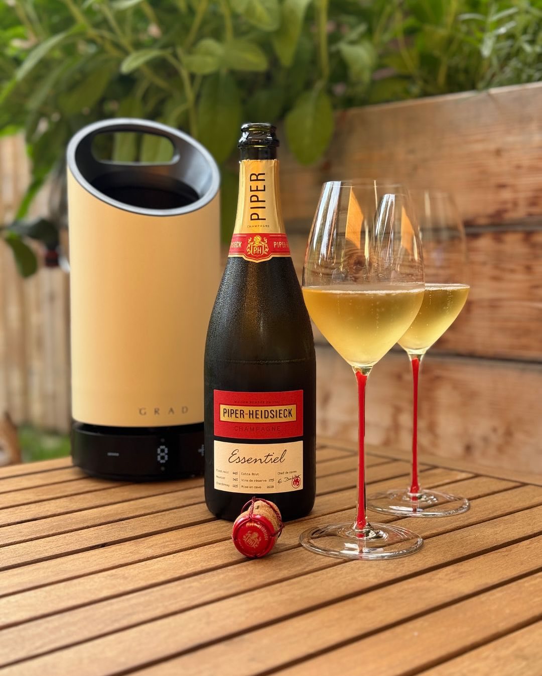 Heute: ein erster Hauch Sommer. Noch nicht ganz da, aber man spürt ihn schon. Die Luft ist warm, der Schatten angenehm. Und im Glas: Essentiel Extra Brut von @piper_heidsieck . … (1)