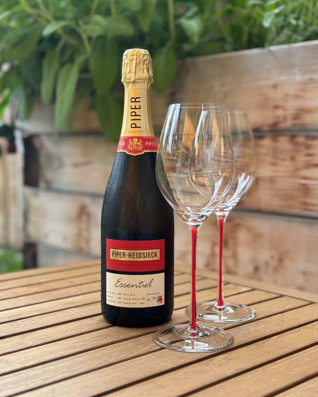 Heute: ein erster Hauch Sommer. Noch nicht ganz da, aber man spürt ihn schon. Die Luft ist warm, der Schatten angenehm. Und im Glas: Essentiel Extra Brut von @piper_heidsieck . … (3)