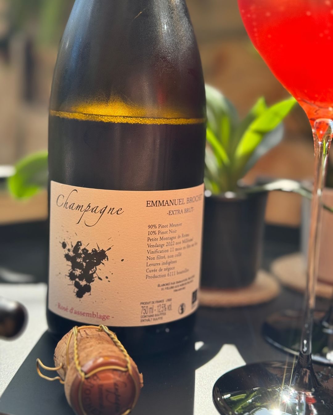 Ein Glas – und sofort eine Erinnerung im Kopf: 🍓 Erdbeerkuchen. Süßlich und verspielt, aber trotzdem elegant und komplex. In der Nase: rote Beeren, Hagebutte, getrocknete Kräut… (7)