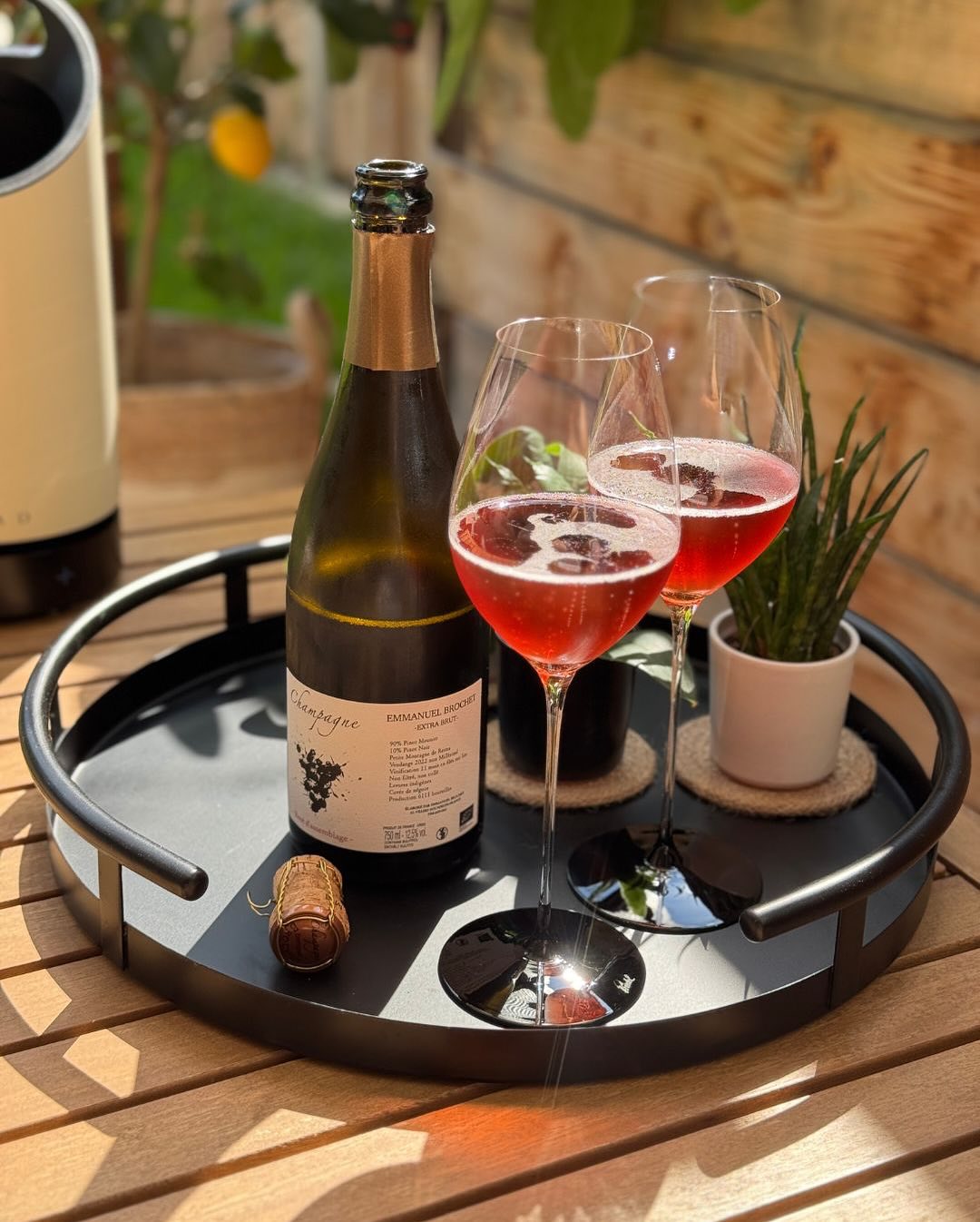 Ein Glas – und sofort eine Erinnerung im Kopf: 🍓 Erdbeerkuchen. Süßlich und verspielt, aber trotzdem elegant und komplex. In der Nase: rote Beeren, Hagebutte, getrocknete Kräut… (9)