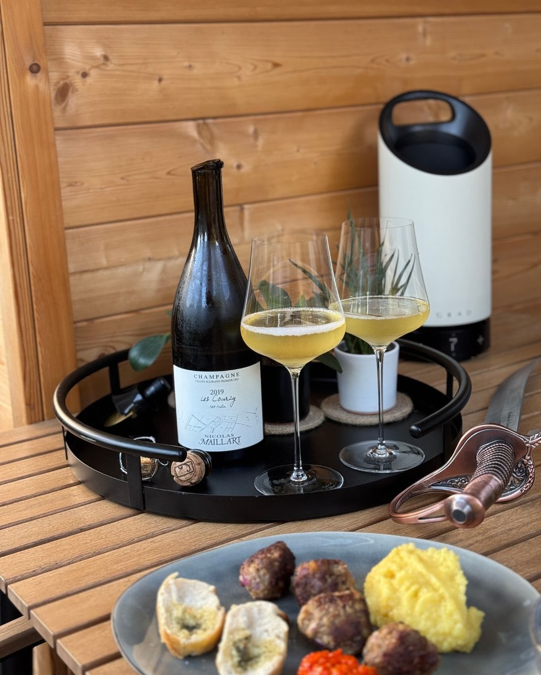 Zwei hungrige Kinder, drei unterschiedliche Wünsche – und am Ende eine Kombi, die doch ganz harmonisch scheint: 🥩 Gegrillte Fleischbällchen mit scharfem Aivar – saftig, leicht … (1)