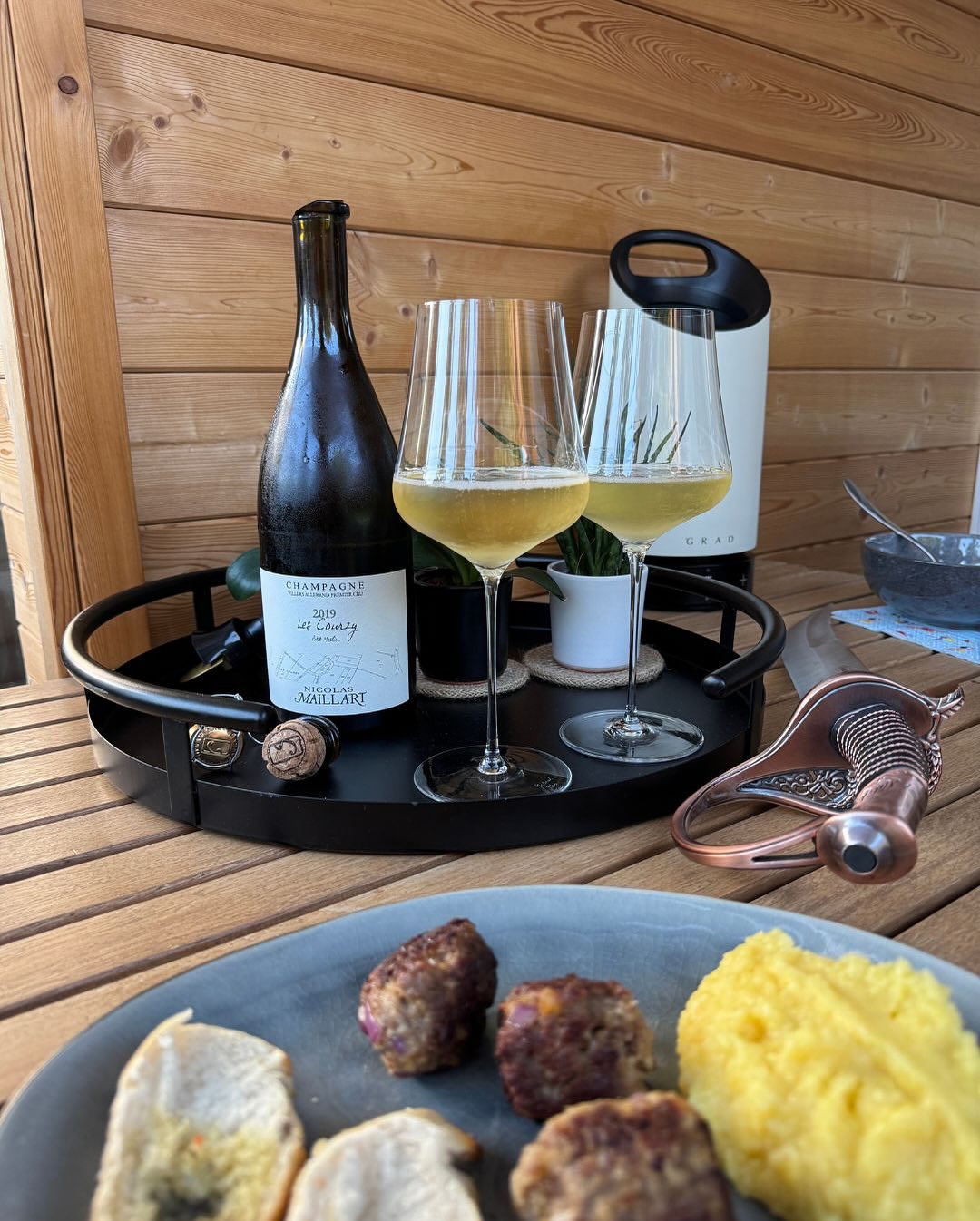 Zwei hungrige Kinder, drei unterschiedliche Wünsche – und am Ende eine Kombi, die doch ganz harmonisch scheint: 🥩 Gegrillte Fleischbällchen mit scharfem Aivar – saftig, leicht … (7)