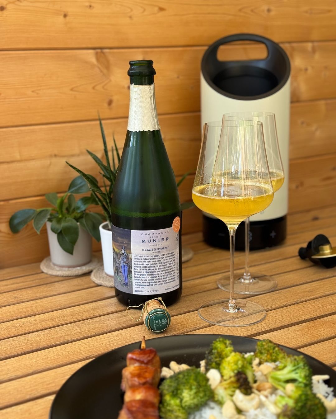 Sateé-Spieße, Mango-Chutney, Brokkoli vom Grill, Cashews, Reis, Limette. Das klingt nach Urlaub. War aber Montagnachmittag. Die Idee: etwas Asiatisches, aber ohne großen Aufwand… (1)