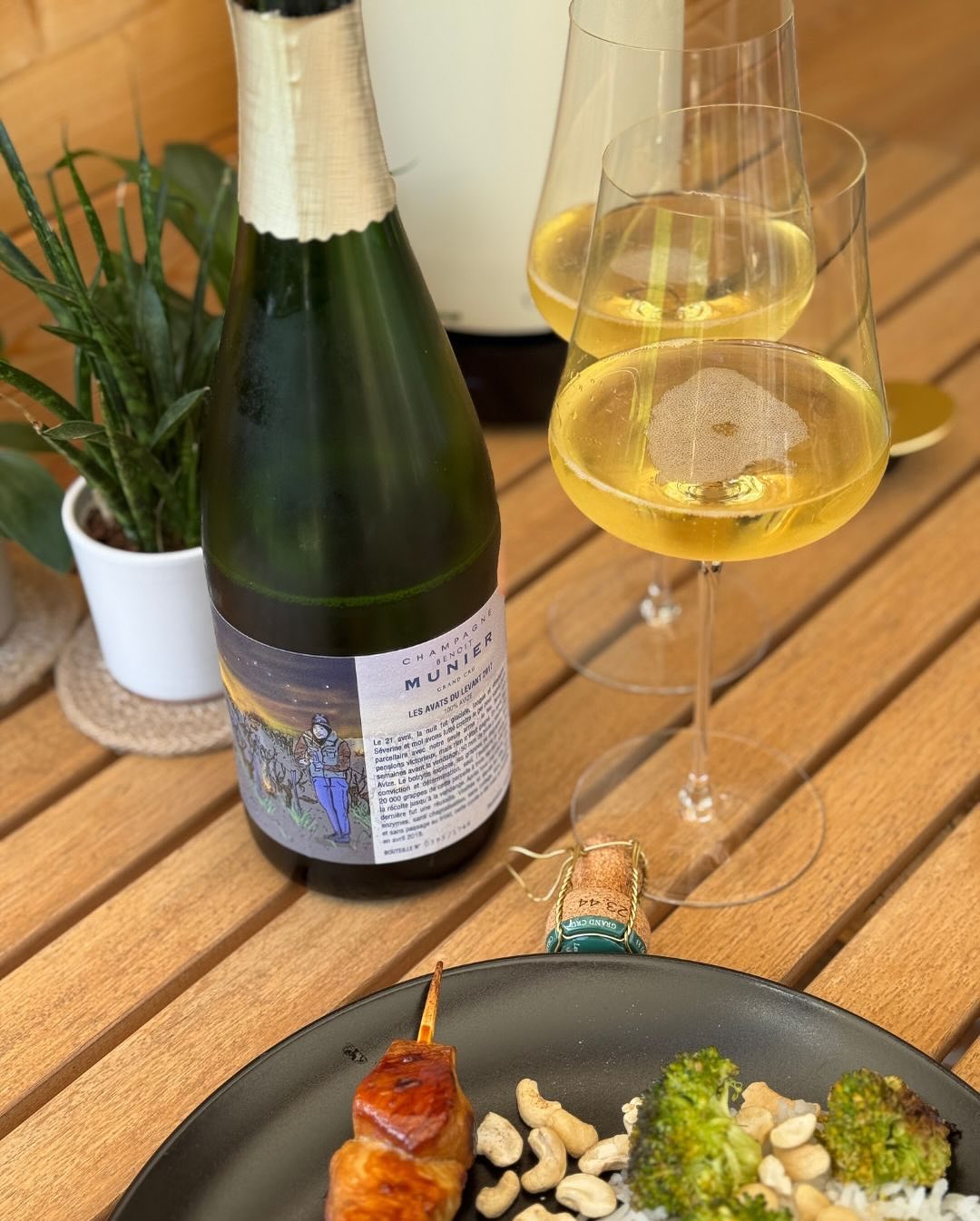 Sateé-Spieße, Mango-Chutney, Brokkoli vom Grill, Cashews, Reis, Limette. Das klingt nach Urlaub. War aber Montagnachmittag. Die Idee: etwas Asiatisches, aber ohne großen Aufwand… (7)