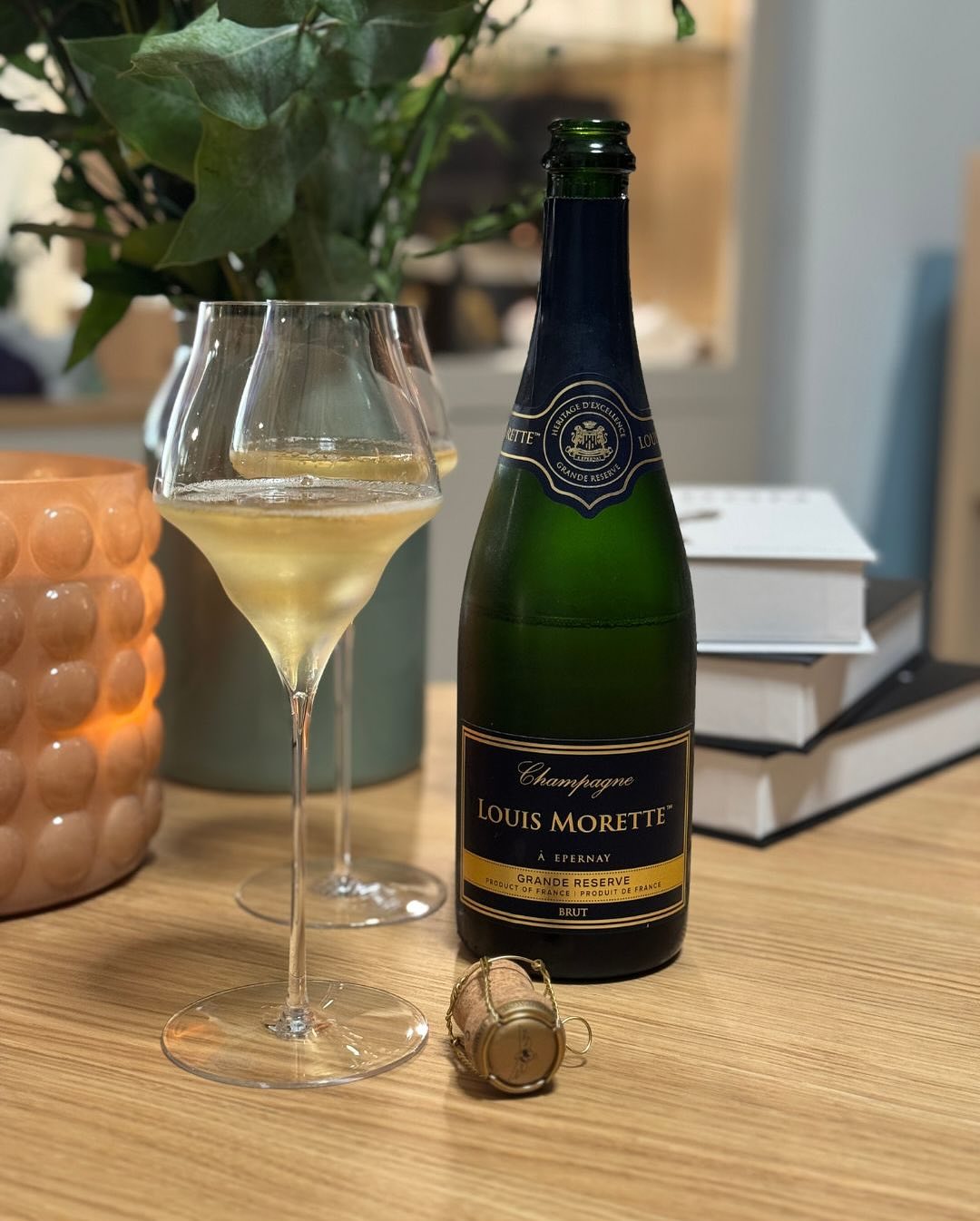 Schon ein paar Tage her – aber dieser hier hat einen Post verdient: @louismorette – Grand Réserve Brut. Gekauft bei Hofer (17,99 €), ohne Erwartung. Und dann? Überraschung. Fris… (1)