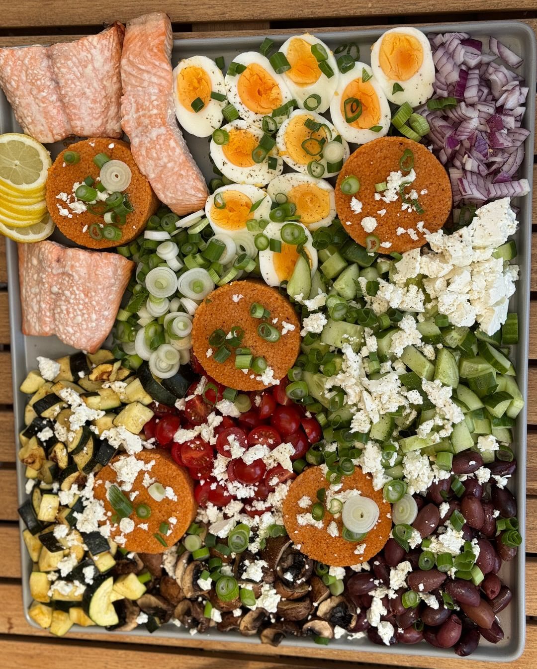Vier Personen, vier Geschmäcker – das kennt man. Der eine will’s warm, die andere frisch. Der nächste ohne Oliven, aber bitte mit Feta. Und ich? Ich will einfach, dass alle satt… (4)