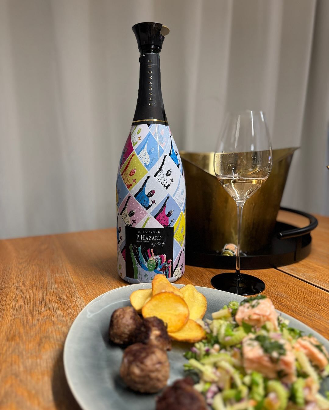 Heute ist Vatertag in Österreich. Kein Programm. Ein ruhiger Vormittag, ein langes Frühstück – und die spontane Entscheidung: Diese Magnum wird heute geöffnet. @champagnepaulhaz… (8)