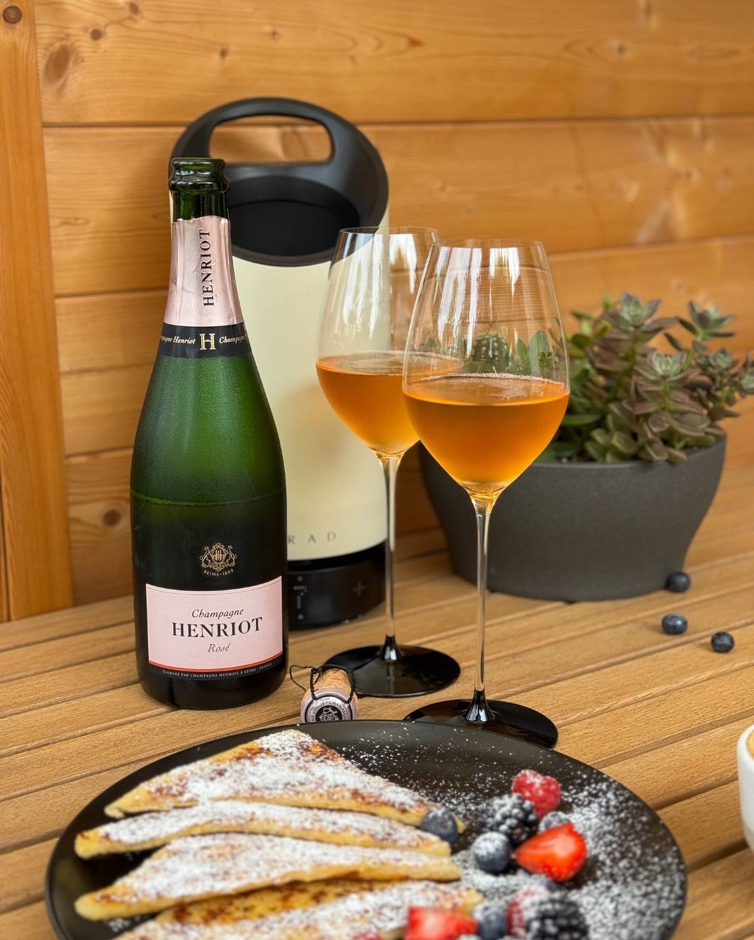 Heute zum Frühstück: French Toast mit Vanille, frischen Beeren und Puderzucker. Für die Kids? Schokocreme oben drauf. Für uns dafür eine Flasche @champagnehenriot – Brut Rosé.… (1)