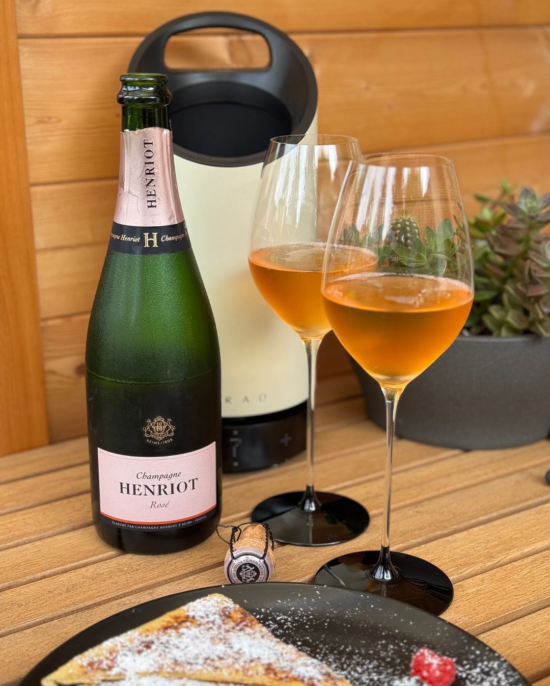 Heute zum Frühstück: French Toast mit Vanille, frischen Beeren und Puderzucker. Für die Kids? Schokocreme oben drauf. Für uns dafür eine Flasche @champagnehenriot – Brut Rosé.… (3)