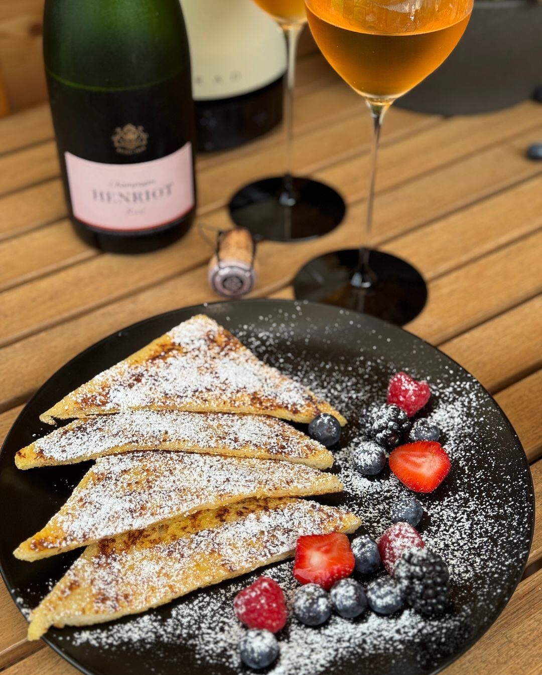 Heute zum Frühstück: French Toast mit Vanille, frischen Beeren und Puderzucker. Für die Kids? Schokocreme oben drauf. Für uns dafür eine Flasche @champagnehenriot – Brut Rosé.… (5)