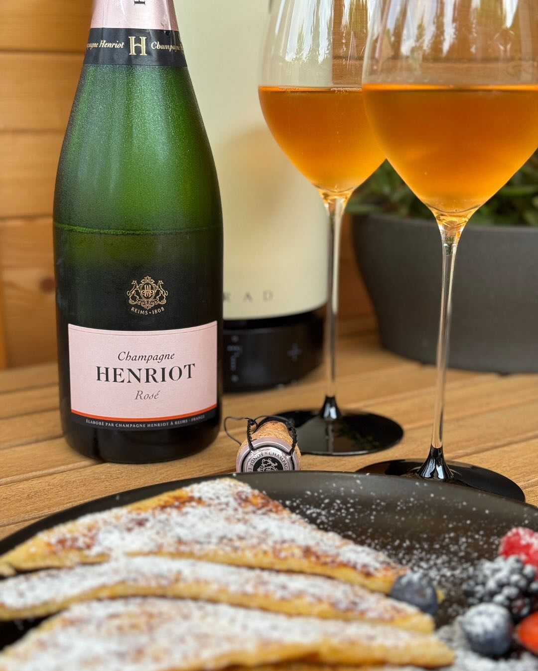 Heute zum Frühstück: French Toast mit Vanille, frischen Beeren und Puderzucker. Für die Kids? Schokocreme oben drauf. Für uns dafür eine Flasche @champagnehenriot – Brut Rosé.… (6)
