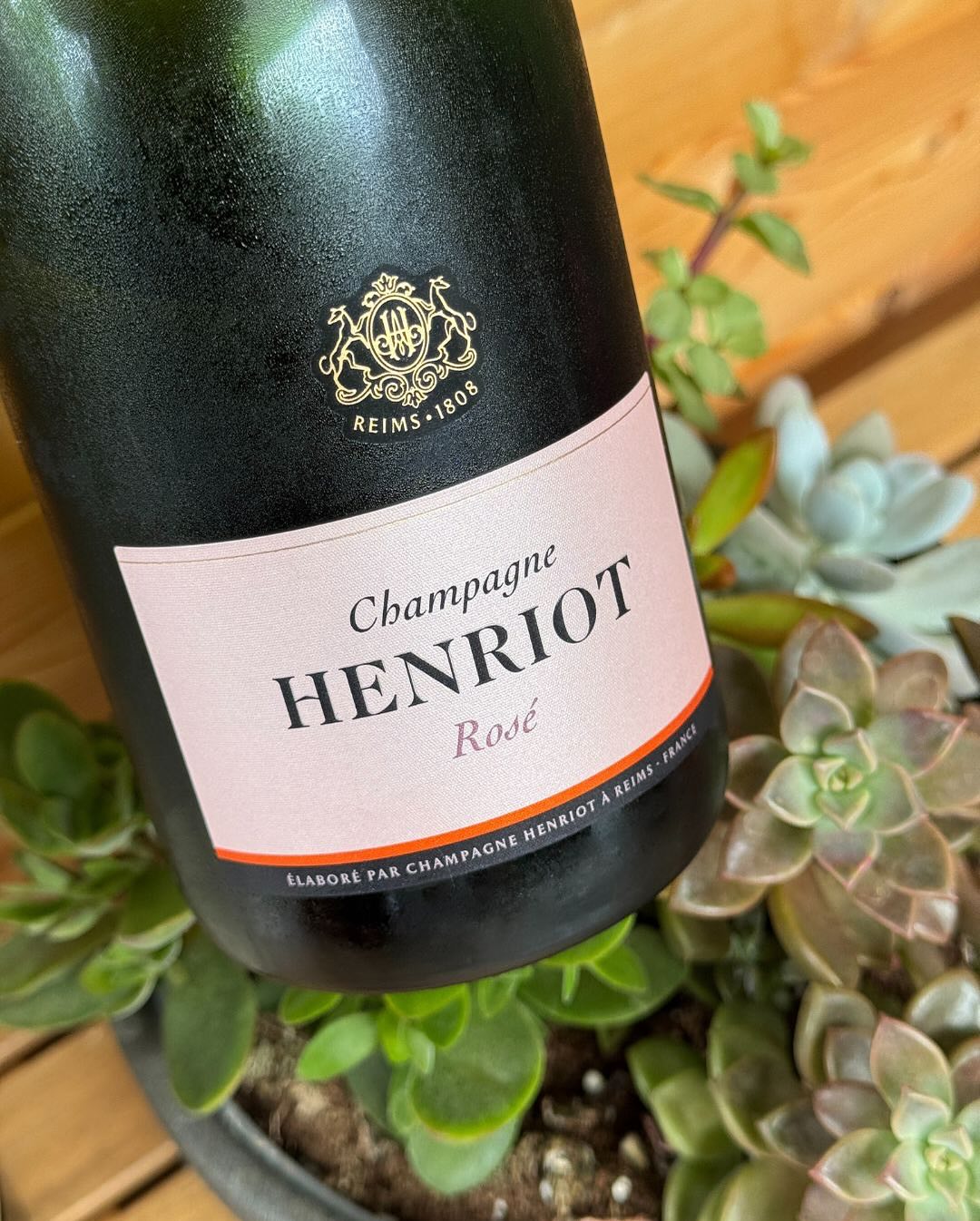 Heute zum Frühstück: French Toast mit Vanille, frischen Beeren und Puderzucker. Für die Kids? Schokocreme oben drauf. Für uns dafür eine Flasche @champagnehenriot – Brut Rosé.… (7)