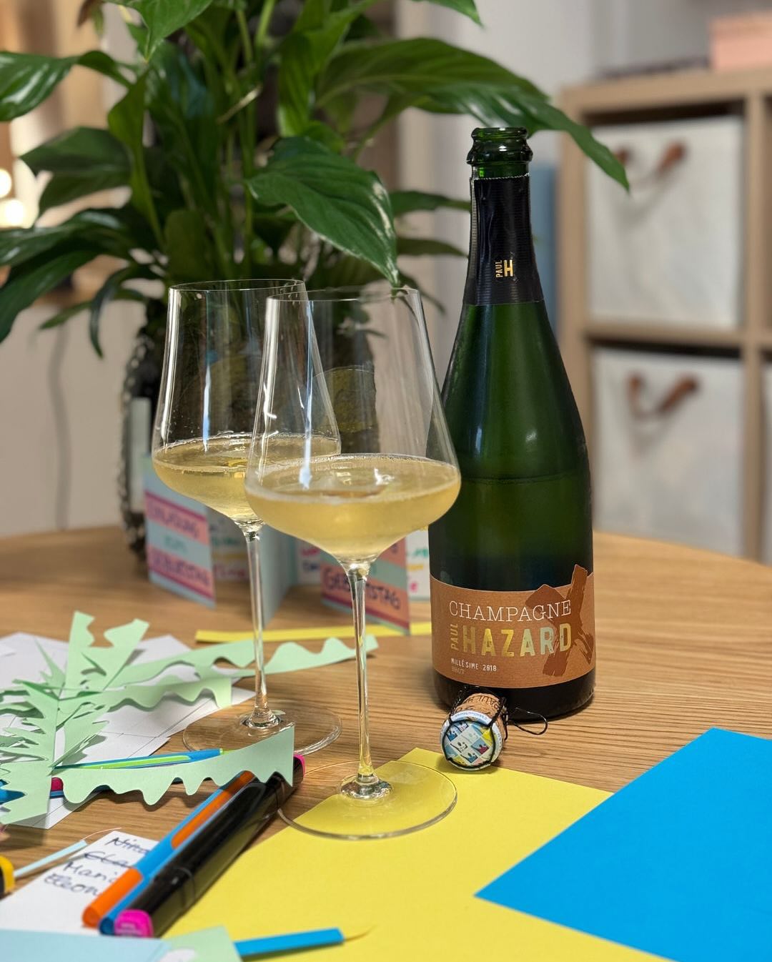 Zwischen Glitzerkleber und Grand Cuvée Wir basteln. Mit Glitzer, Papier, Kleber – auf dem Wohnzimmer-Tisch. Geburtstagseinladungen für einen ganze besonderen Geburtstag unserer … (1)