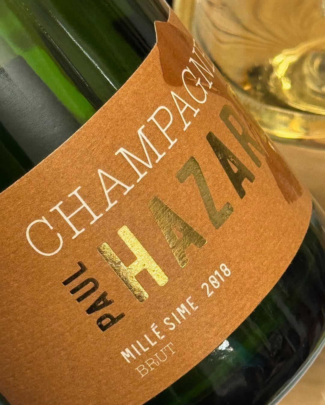 Zwischen Glitzerkleber und Grand Cuvée Wir basteln. Mit Glitzer, Papier, Kleber – auf dem Wohnzimmer-Tisch. Geburtstagseinladungen für einen ganze besonderen Geburtstag unserer … (10)