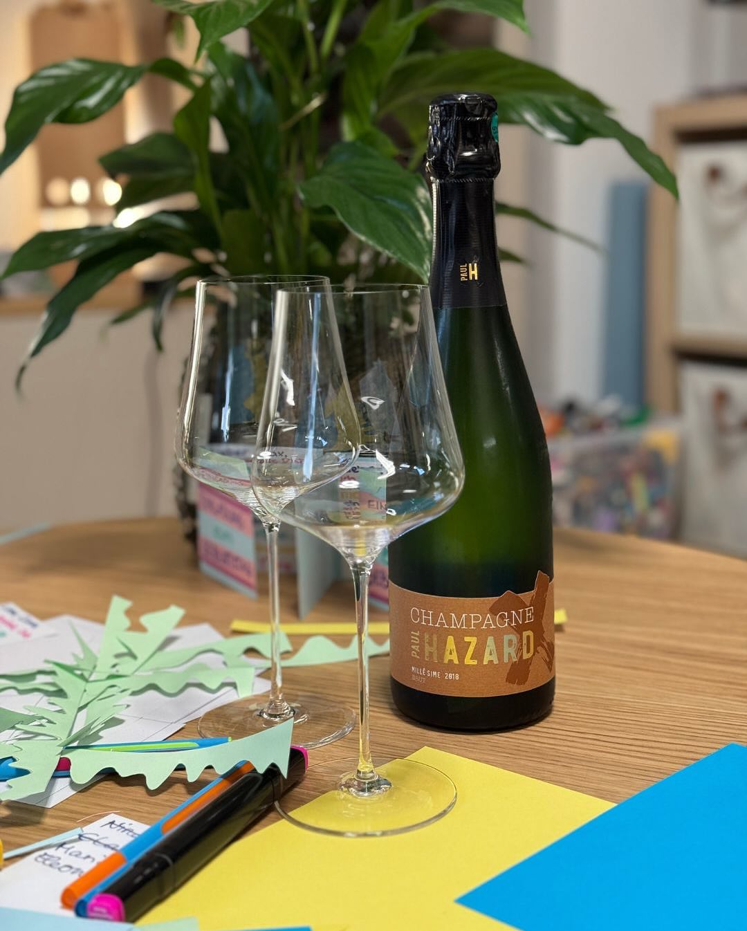 Zwischen Glitzerkleber und Grand Cuvée Wir basteln. Mit Glitzer, Papier, Kleber – auf dem Wohnzimmer-Tisch. Geburtstagseinladungen für einen ganze besonderen Geburtstag unserer … (3)