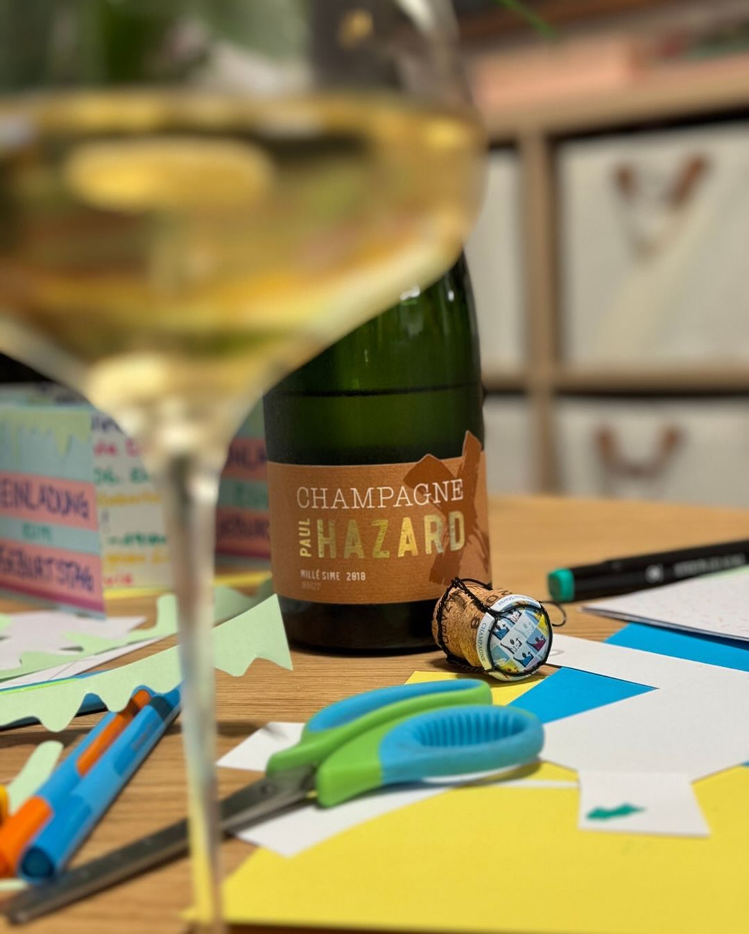 Zwischen Glitzerkleber und Grand Cuvée Wir basteln. Mit Glitzer, Papier, Kleber – auf dem Wohnzimmer-Tisch. Geburtstagseinladungen für einen ganze besonderen Geburtstag unserer … (4)