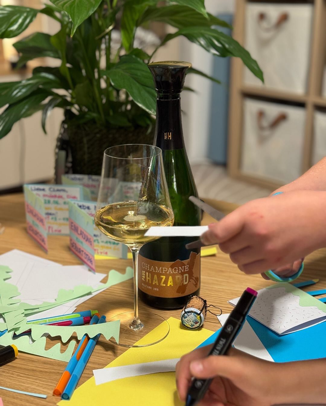 Zwischen Glitzerkleber und Grand Cuvée Wir basteln. Mit Glitzer, Papier, Kleber – auf dem Wohnzimmer-Tisch. Geburtstagseinladungen für einen ganze besonderen Geburtstag unserer … (5)