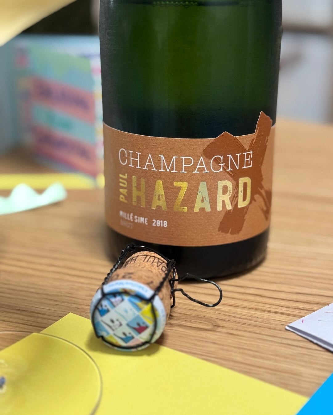 Zwischen Glitzerkleber und Grand Cuvée Wir basteln. Mit Glitzer, Papier, Kleber – auf dem Wohnzimmer-Tisch. Geburtstagseinladungen für einen ganze besonderen Geburtstag unserer … (6)
