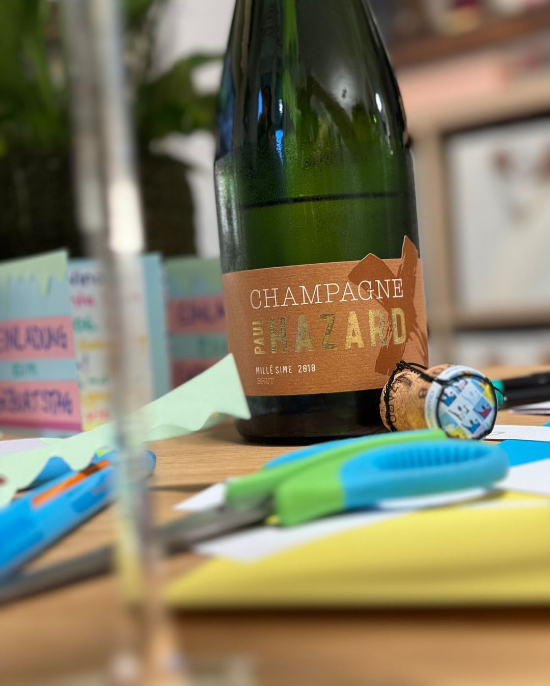 Zwischen Glitzerkleber und Grand Cuvée Wir basteln. Mit Glitzer, Papier, Kleber – auf dem Wohnzimmer-Tisch. Geburtstagseinladungen für einen ganze besonderen Geburtstag unserer … (7)