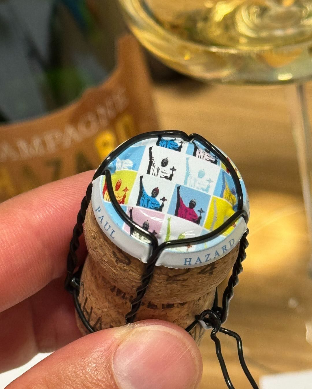 Zwischen Glitzerkleber und Grand Cuvée Wir basteln. Mit Glitzer, Papier, Kleber – auf dem Wohnzimmer-Tisch. Geburtstagseinladungen für einen ganze besonderen Geburtstag unserer … (9)