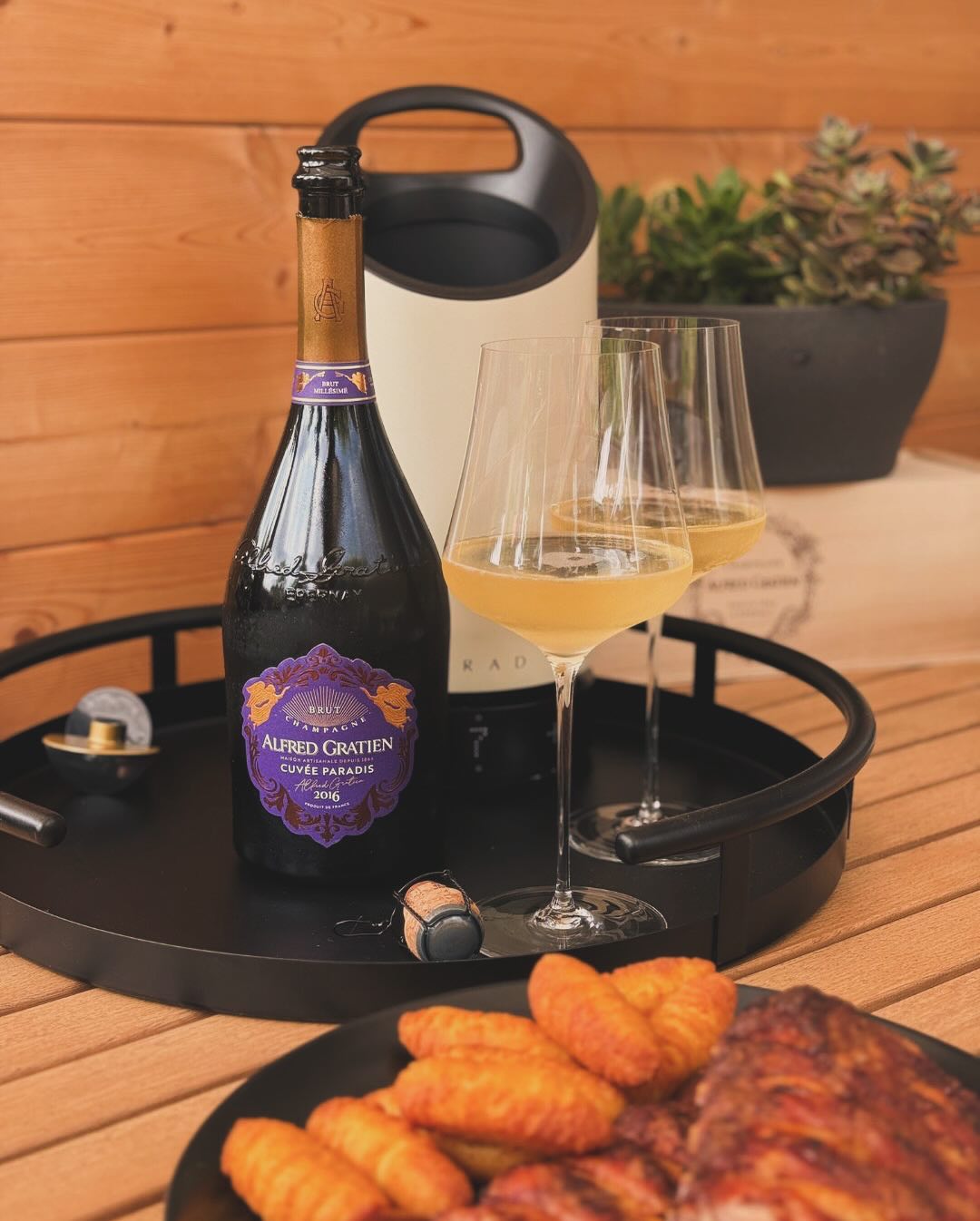 Spareribs vom Grill sind jetzt vielleicht nicht der erste Gedanke, wenn’s um Champagner geht. Viele würden hier eher zum Bier greifen – oder zum Cocktail. Ich denk mir in solc… (1)