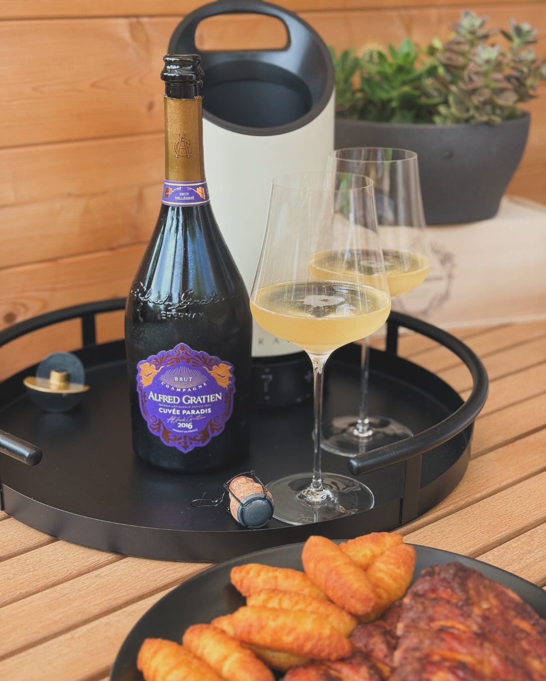 Spareribs vom Grill sind jetzt vielleicht nicht der erste Gedanke, wenn’s um Champagner geht. Viele würden hier eher zum Bier greifen – oder zum Cocktail. Ich denk mir in solc… (4)