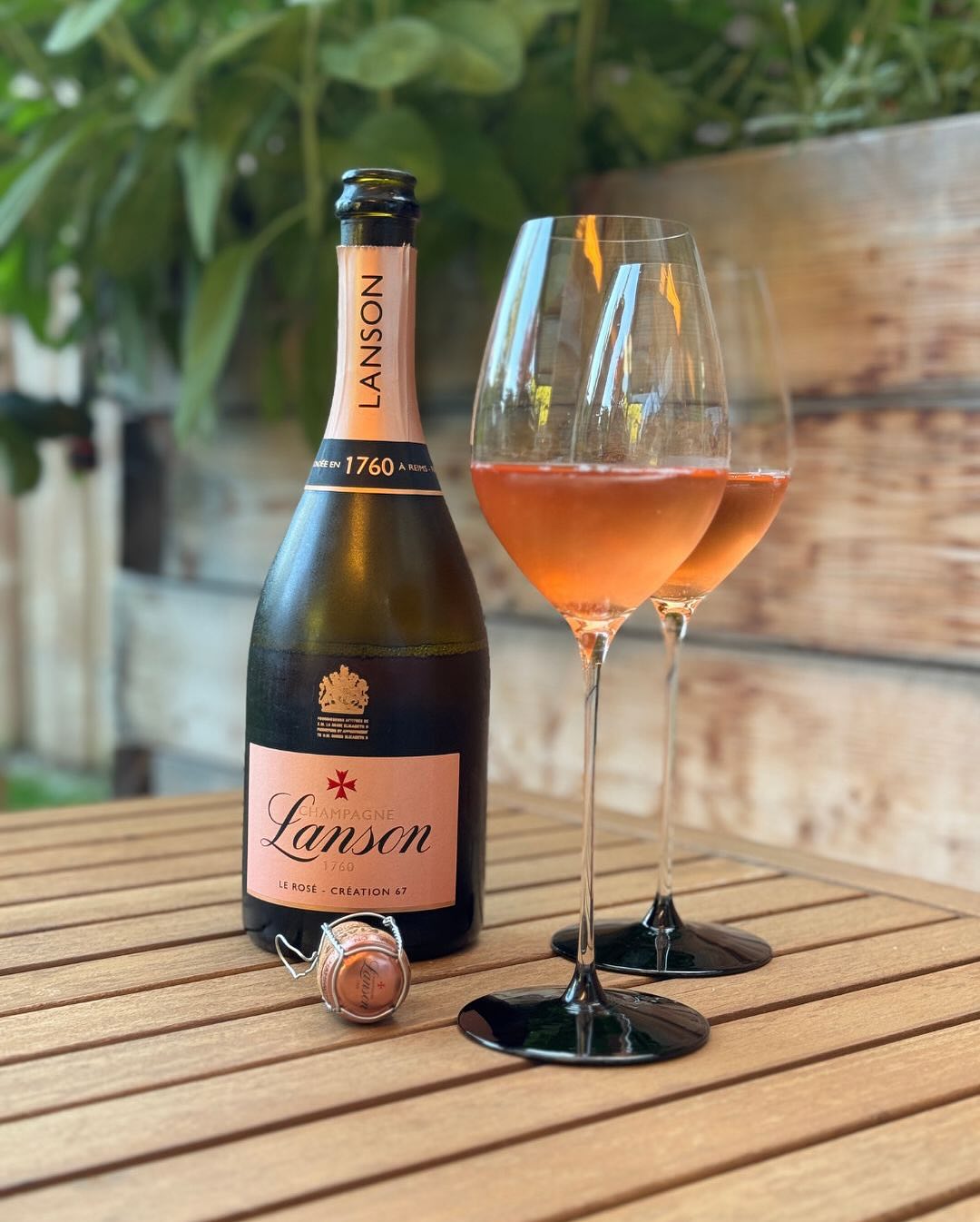 Manchmal will man einfach Rosé. Nicht verspielt. Nicht lieblich. Sondern klar, strukturiert – mit Frische, Tiefe und einem bisschen Kante. @champagnelanson – Le Rosé – Création … (1)