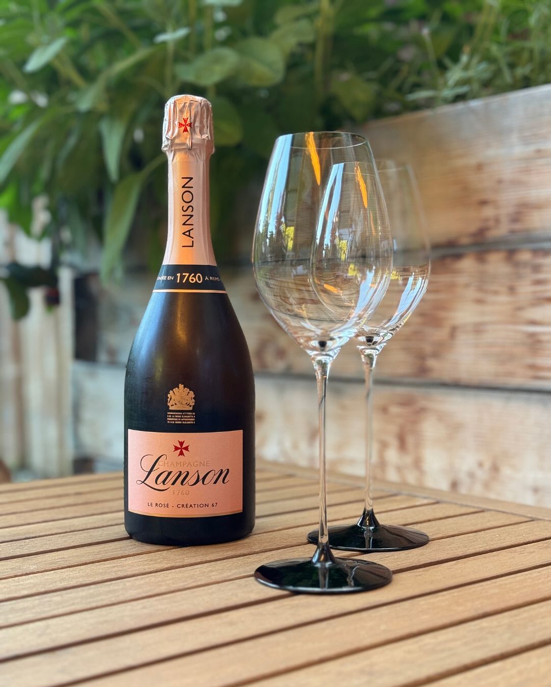 Manchmal will man einfach Rosé. Nicht verspielt. Nicht lieblich. Sondern klar, strukturiert – mit Frische, Tiefe und einem bisschen Kante. @champagnelanson – Le Rosé – Création … (3)