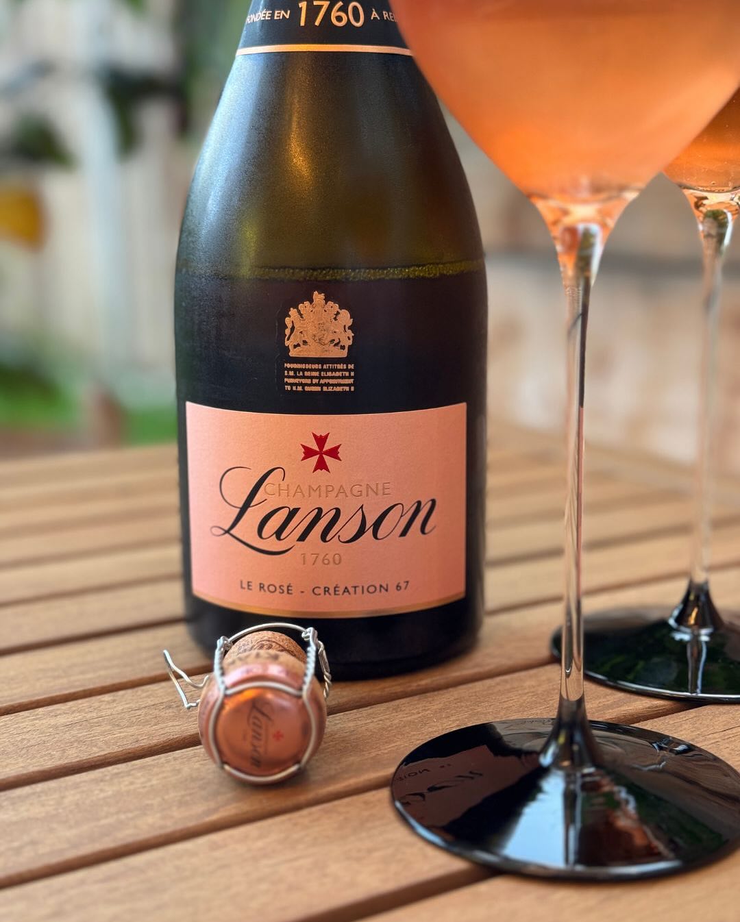 Manchmal will man einfach Rosé. Nicht verspielt. Nicht lieblich. Sondern klar, strukturiert – mit Frische, Tiefe und einem bisschen Kante. @champagnelanson – Le Rosé – Création … (5)