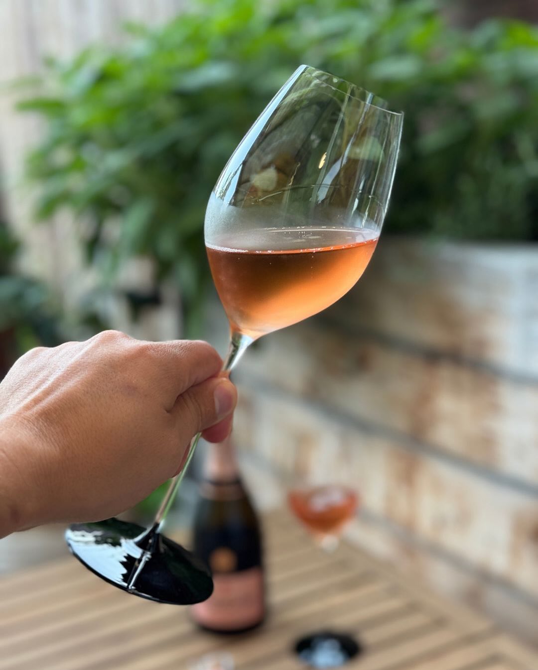 Manchmal will man einfach Rosé. Nicht verspielt. Nicht lieblich. Sondern klar, strukturiert – mit Frische, Tiefe und einem bisschen Kante. @champagnelanson – Le Rosé – Création … (7)