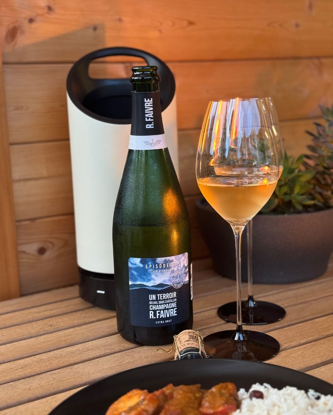 Gestern gab es ein klassisches Chicken Tikka Masala mit Basmatireis und cremigem Raita. Viel Geschmack, viel Wärme, aber keine Überforderung. Dazu im Glas: @champagnefaivre –… (3)