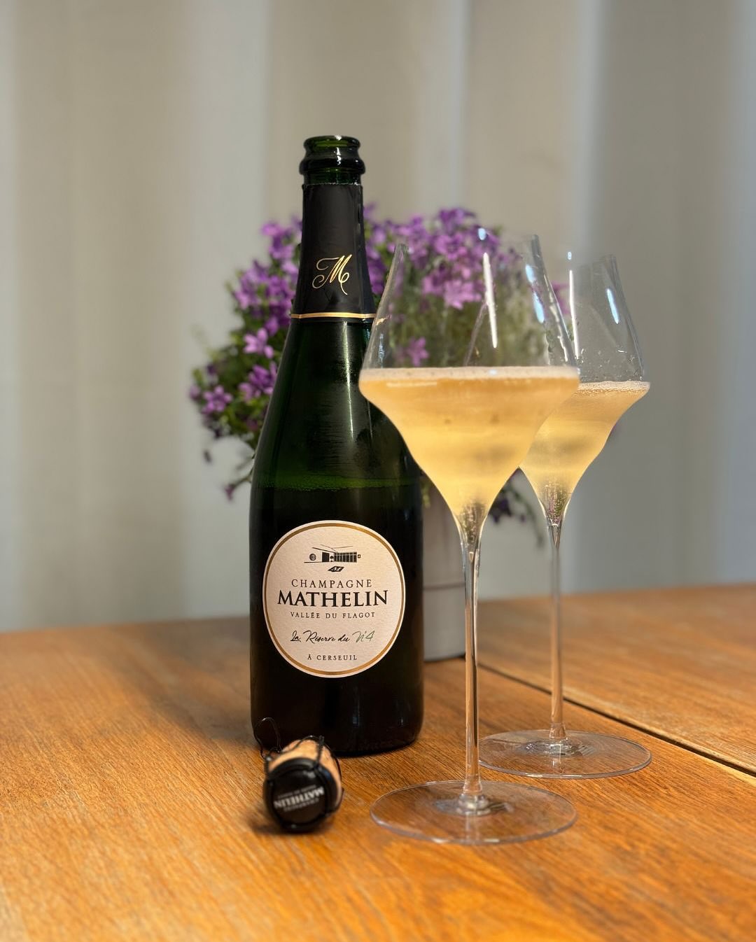 Keine große Bühne, kein Menü – einfach ein ruhiger Abend, ein gutes Glas und diese Flasche. Der @champagne_mathelin hat sich dabei als echter Allrounder erwiesen: angenehm weich… (1)