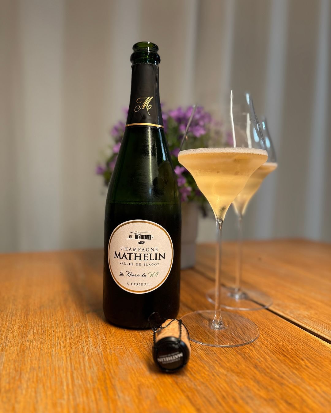 Keine große Bühne, kein Menü – einfach ein ruhiger Abend, ein gutes Glas und diese Flasche. Der @champagne_mathelin hat sich dabei als echter Allrounder erwiesen: angenehm weich… (3)