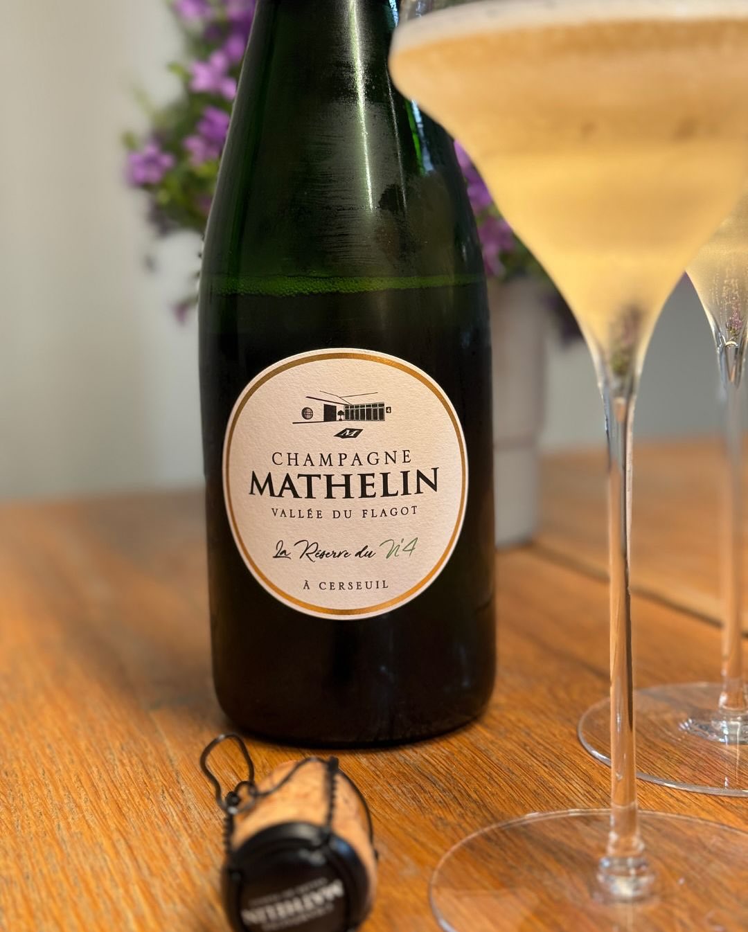 Keine große Bühne, kein Menü – einfach ein ruhiger Abend, ein gutes Glas und diese Flasche. Der @champagne_mathelin hat sich dabei als echter Allrounder erwiesen: angenehm weich… (5)