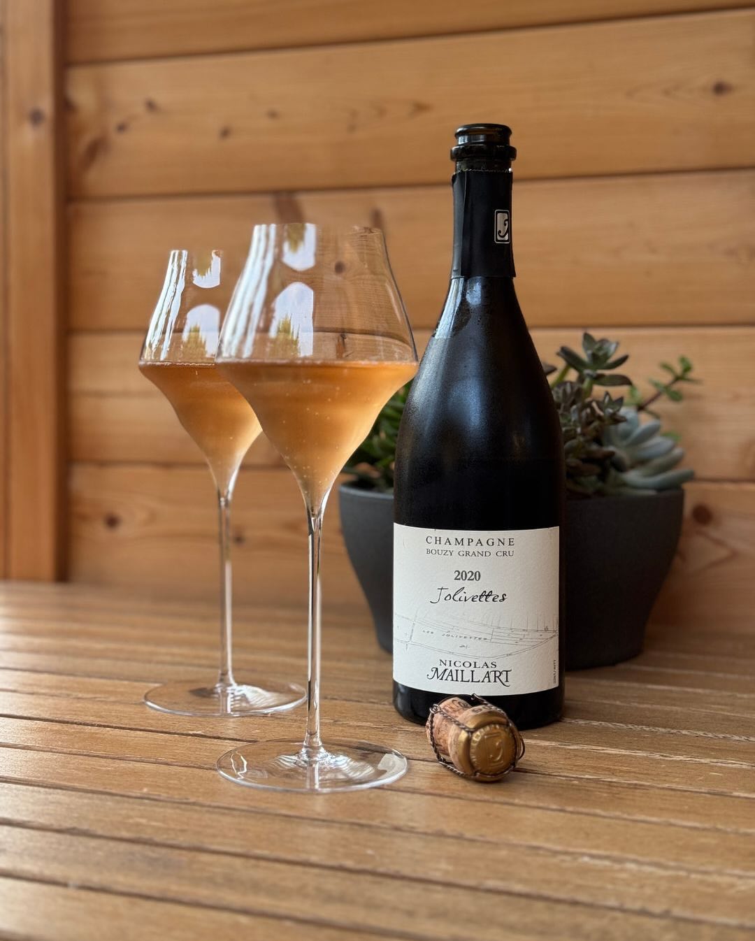 Bei manchen Winzern merkt man schnell: Das wird mehr als eine Momentaufnahme. @nicolasmaillart ist für mich genau so ein Fall – nicht, weil eine Flasche begeistert hat, sondern … (1)