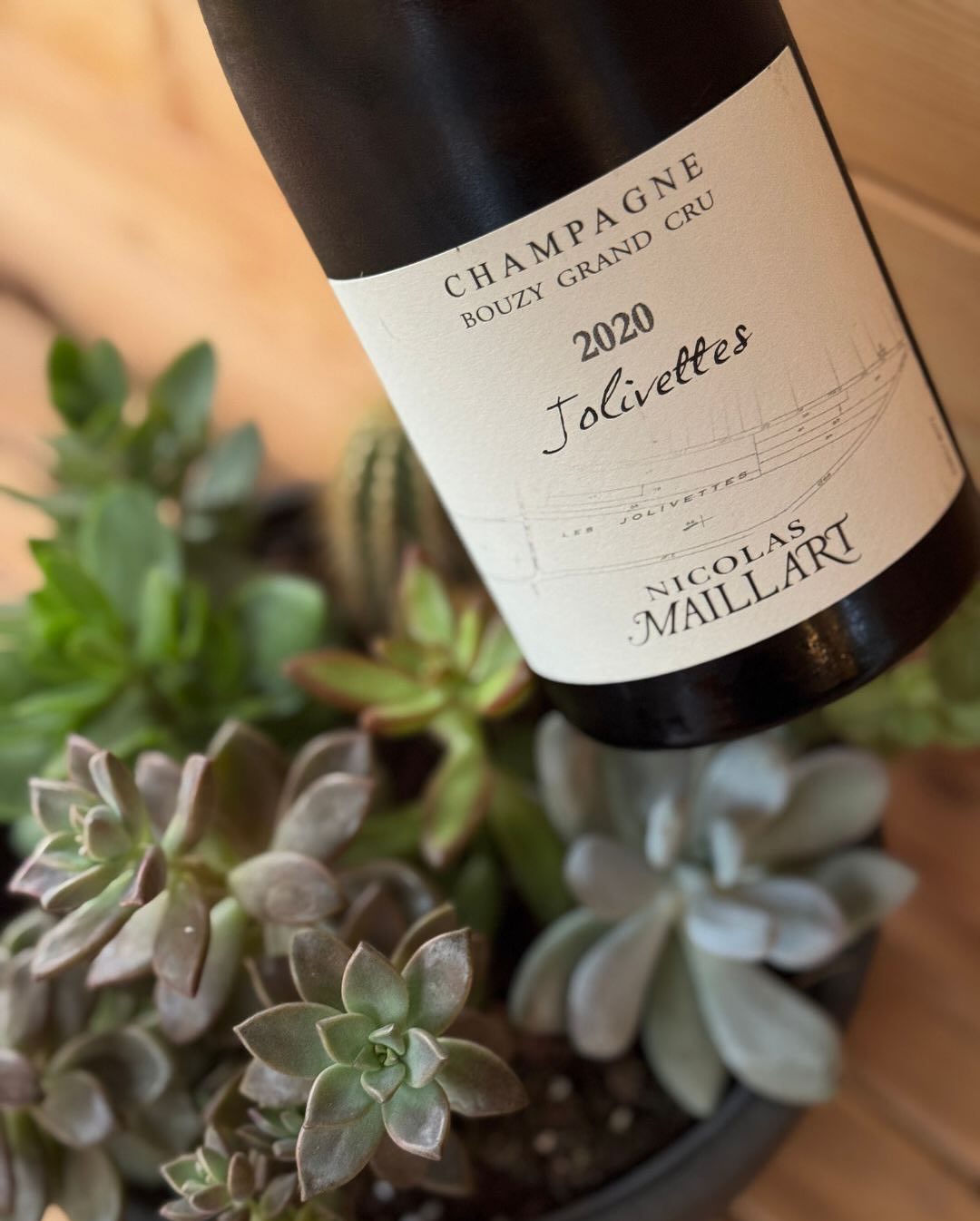 Bei manchen Winzern merkt man schnell: Das wird mehr als eine Momentaufnahme. @nicolasmaillart ist für mich genau so ein Fall – nicht, weil eine Flasche begeistert hat, sondern … (10)