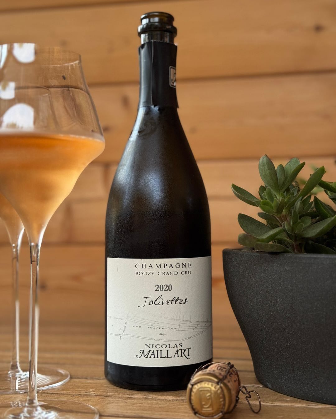 Bei manchen Winzern merkt man schnell: Das wird mehr als eine Momentaufnahme. @nicolasmaillart ist für mich genau so ein Fall – nicht, weil eine Flasche begeistert hat, sondern … (6)