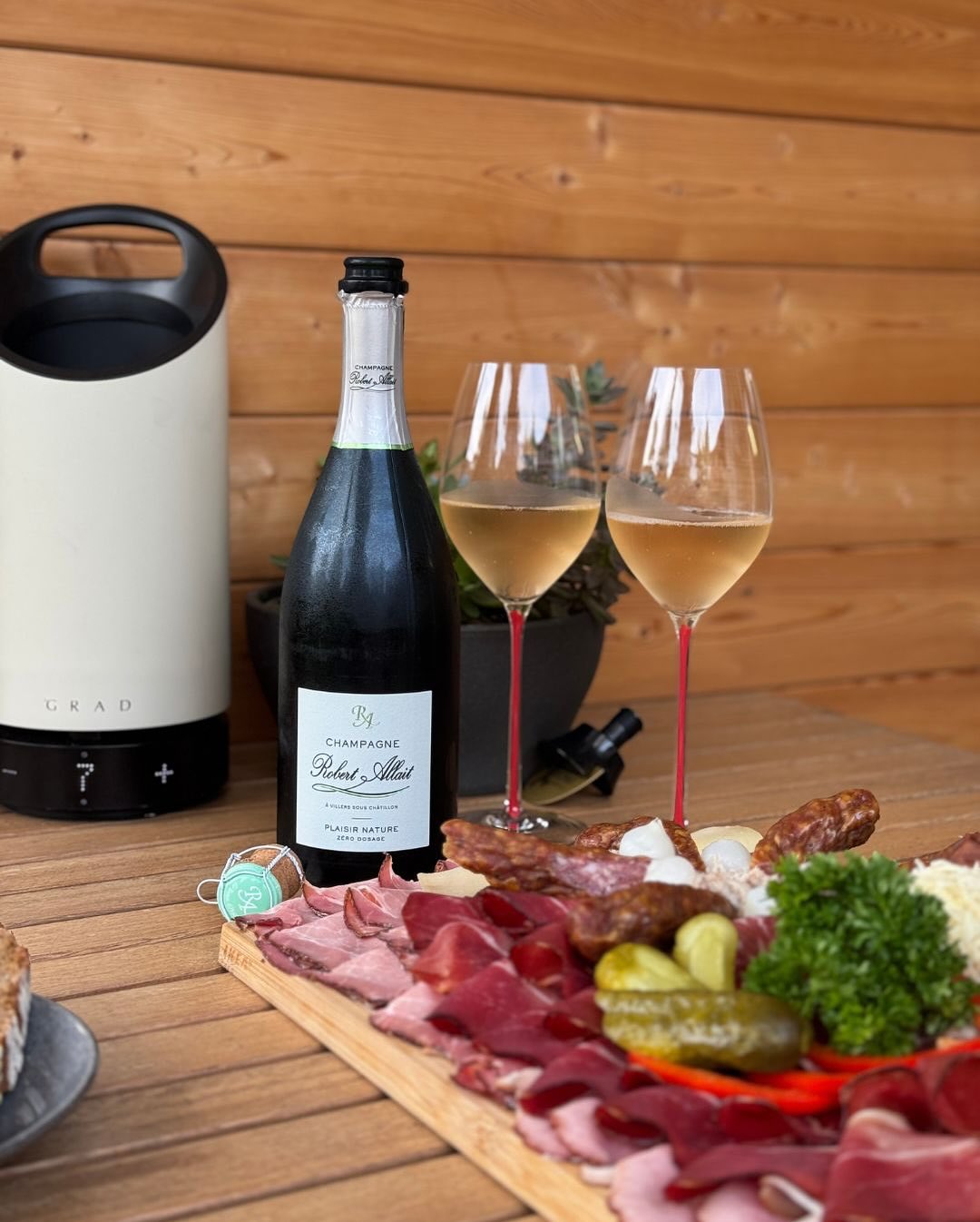 Gestern gab’s das volle Programm: Eine klassische steirische Jausenplatte – direkt vom Heurigen nebenan. Geselchtes, Aufstriche, Gurkerl, frisches Bauernbrot – alles dabei. Un… (1)