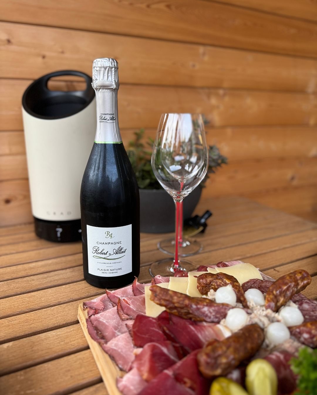Gestern gab’s das volle Programm: Eine klassische steirische Jausenplatte – direkt vom Heurigen nebenan. Geselchtes, Aufstriche, Gurkerl, frisches Bauernbrot – alles dabei. Un… (3)