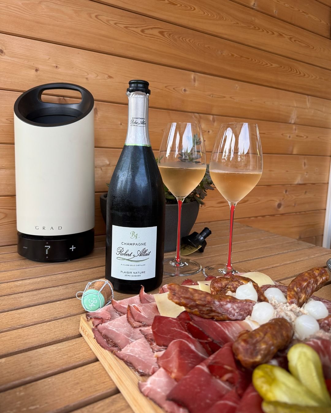 Gestern gab’s das volle Programm: Eine klassische steirische Jausenplatte – direkt vom Heurigen nebenan. Geselchtes, Aufstriche, Gurkerl, frisches Bauernbrot – alles dabei. Un… (4)