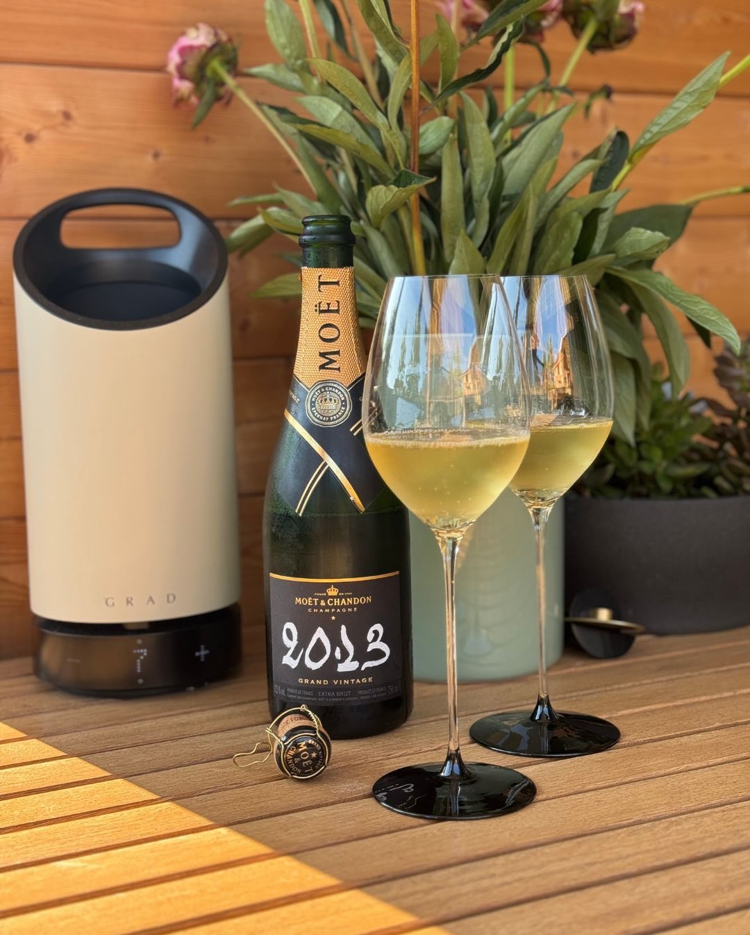 Man kennt @moetchandon . Man kennt den Brut Impérial. Ein Klassiker, den fast jeder schon mal im Glas hatte – solide, verlässlich, leicht wiederzuerkennen. Aber der Grand Vintag… (1)