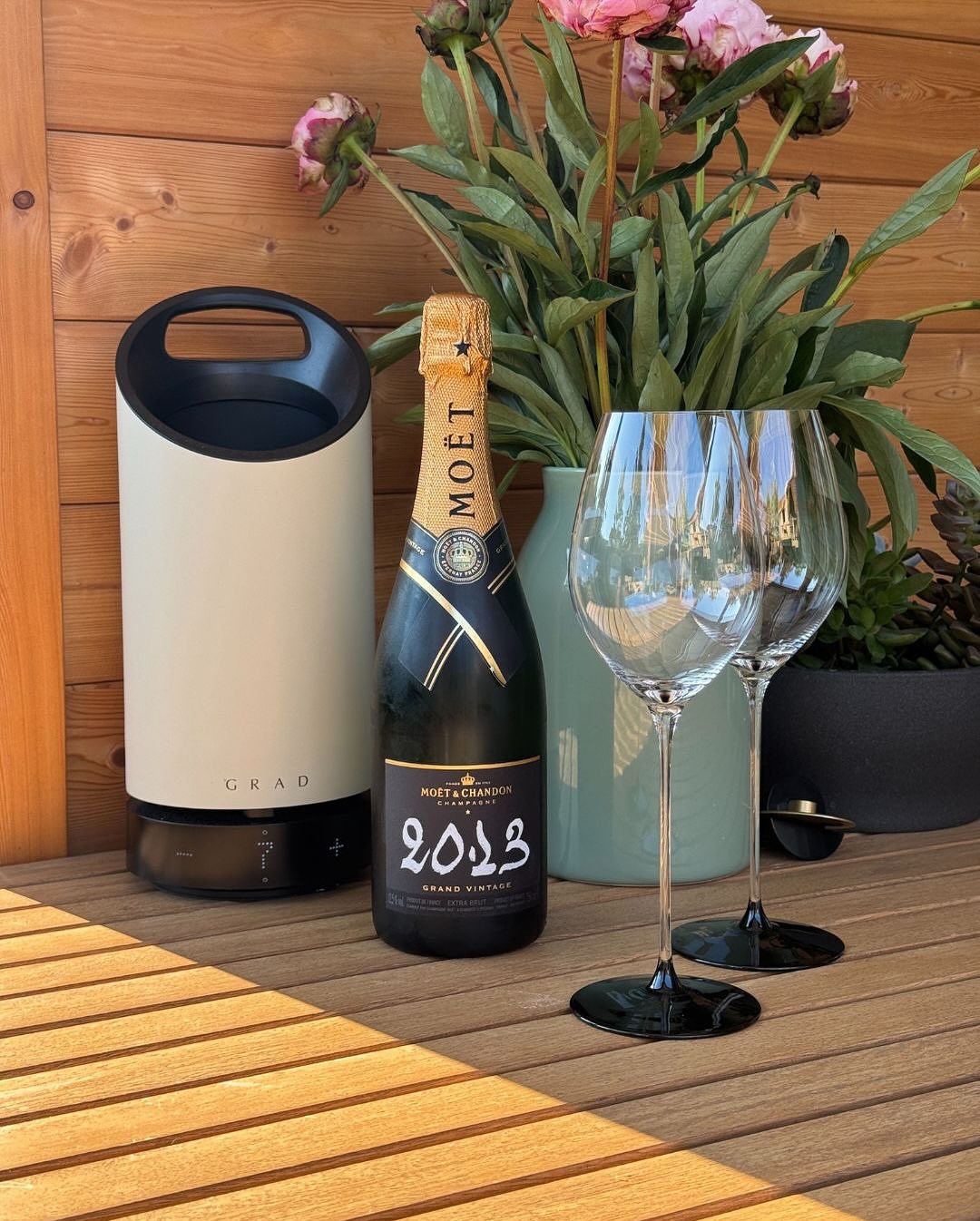 Man kennt @moetchandon . Man kennt den Brut Impérial. Ein Klassiker, den fast jeder schon mal im Glas hatte – solide, verlässlich, leicht wiederzuerkennen. Aber der Grand Vintag… (3)