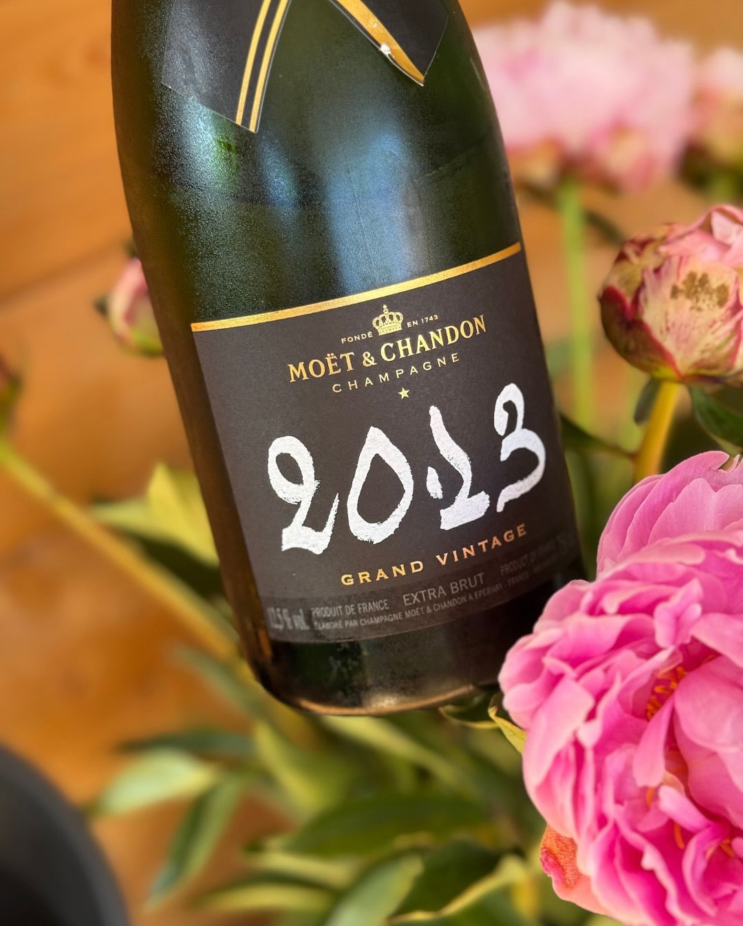 Man kennt @moetchandon . Man kennt den Brut Impérial. Ein Klassiker, den fast jeder schon mal im Glas hatte – solide, verlässlich, leicht wiederzuerkennen. Aber der Grand Vintag… (4)