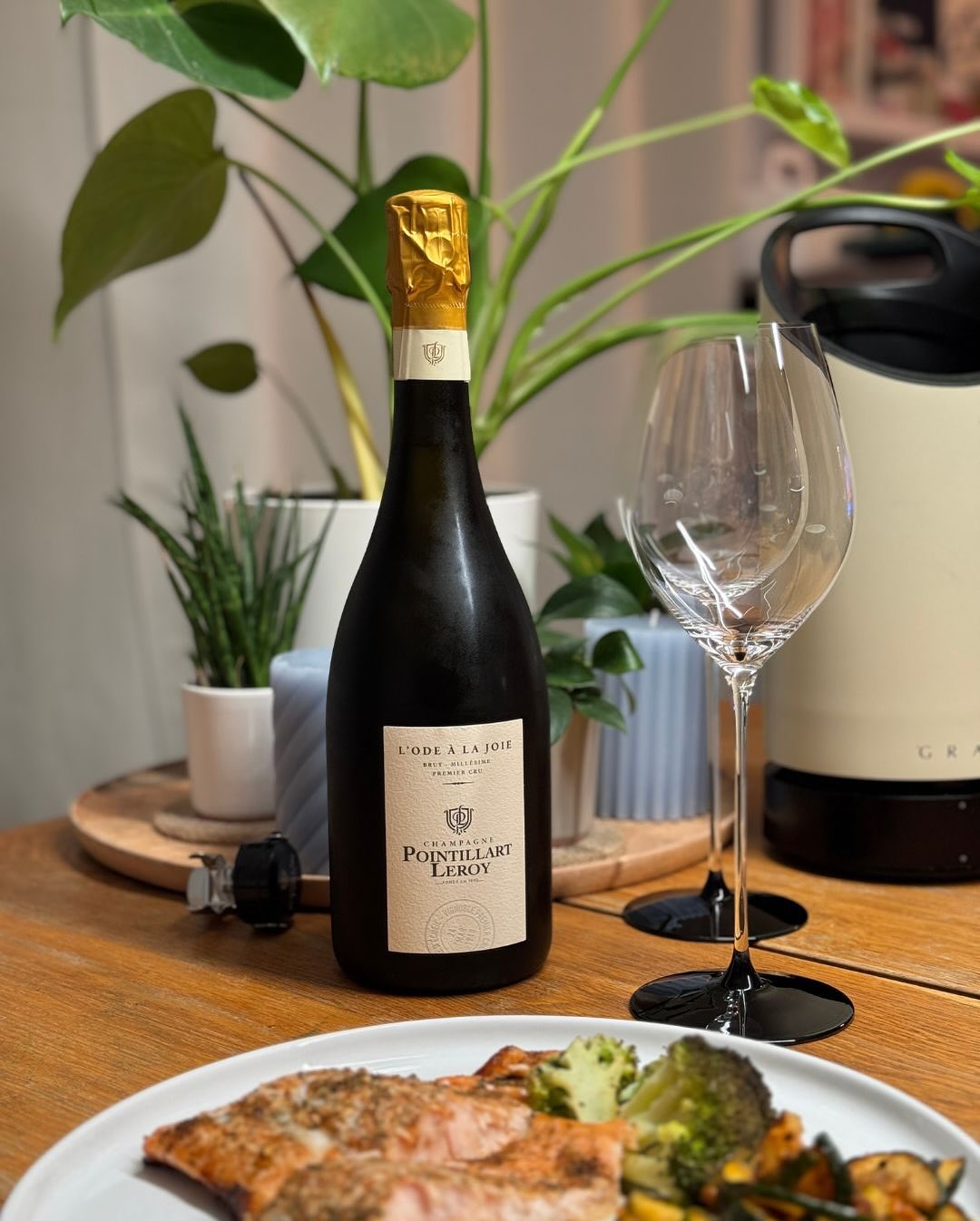 Great stories are never written alone. ​ ​Mit diesem Leitsatz präsentiert sich das Champagnerhaus @champagne.pointillart.leroy – und genau so fühlt sich auch dieser Moment an: e… (3)