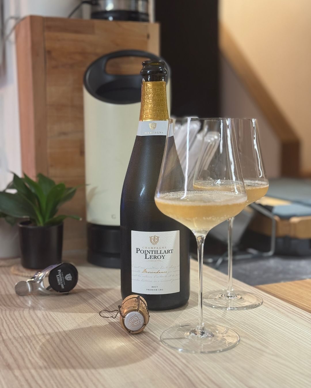 Nachdem es gestern mit der ersten Flasche von @champagne.pointillart.leroy losging, haben wir direkt die nächste geöffnet: Descendance – Brut Eigentlich hatte ich ein zugänglich… (1)