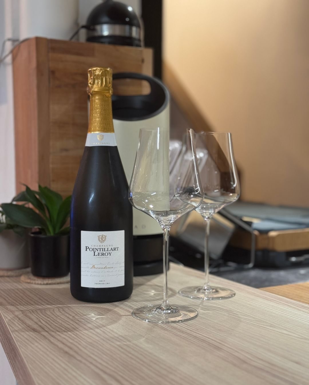 Nachdem es gestern mit der ersten Flasche von @champagne.pointillart.leroy losging, haben wir direkt die nächste geöffnet: Descendance – Brut Eigentlich hatte ich ein zugänglich… (3)