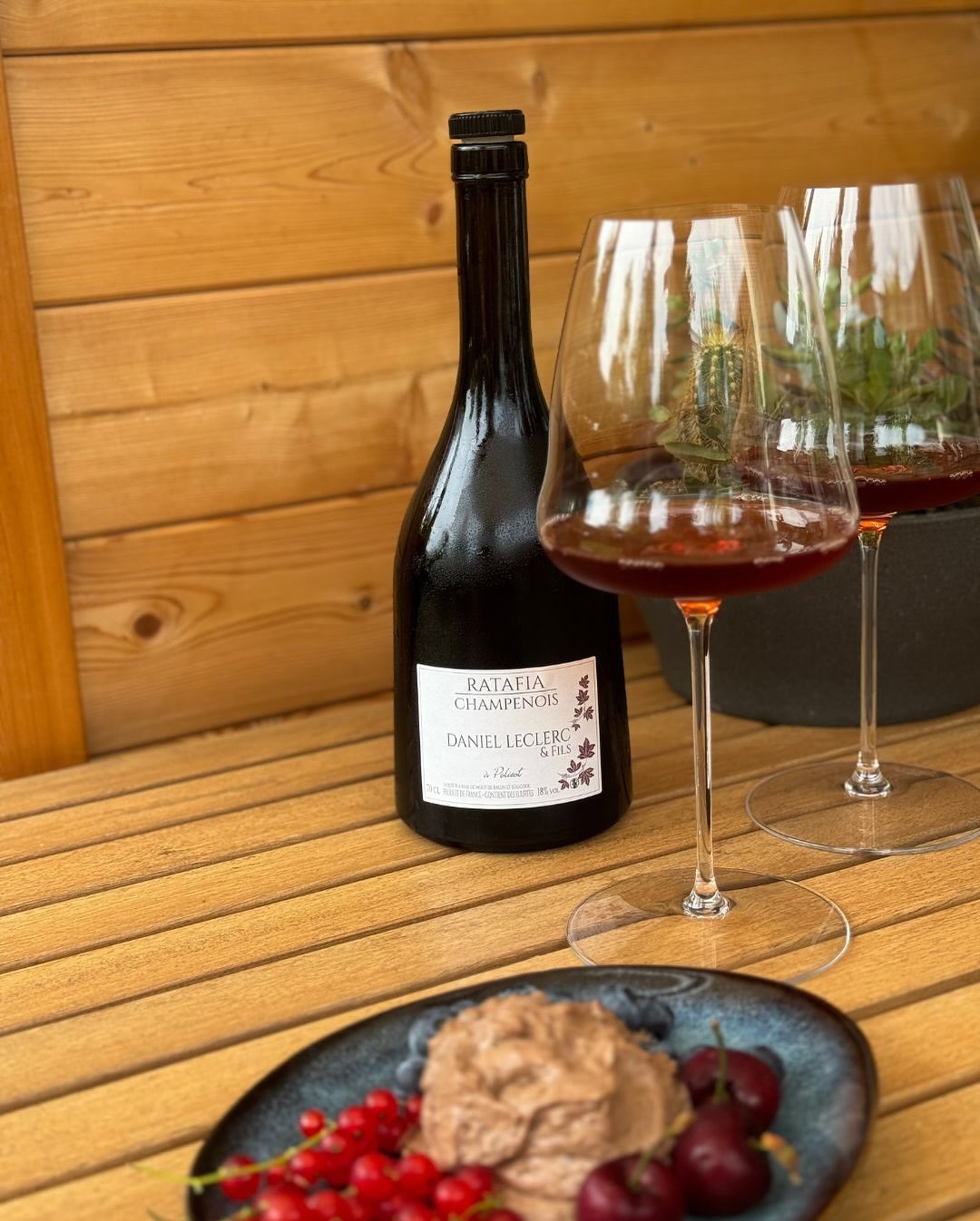 Heute gab’s noch ein fluffiges Schokomousse aus dunkler Schokolade, dazu frische Johannisbeeren, Kirschen und Heidelbeeren. Ziemlich süß. Ziemlich intensiv. Und ehrlich gesagt… (1)