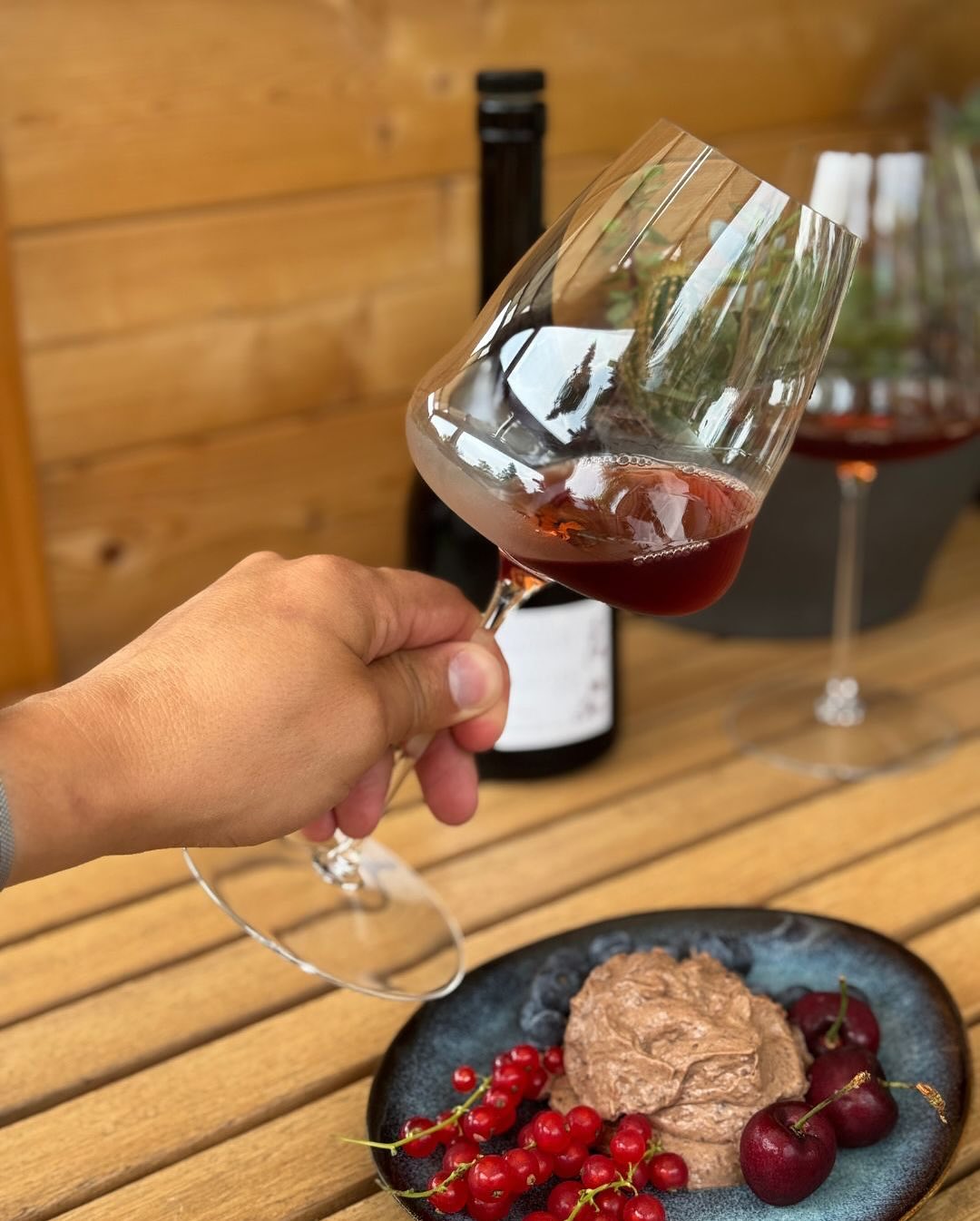 Heute gab’s noch ein fluffiges Schokomousse aus dunkler Schokolade, dazu frische Johannisbeeren, Kirschen und Heidelbeeren. Ziemlich süß. Ziemlich intensiv. Und ehrlich gesagt… (5)